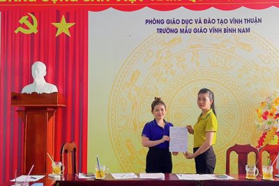 Chi bộ trường mẫu giáo Vĩnh Bình Nam trao quyết định công nhận Đảng viên chính thức cho 2 giáo viên nhà trường