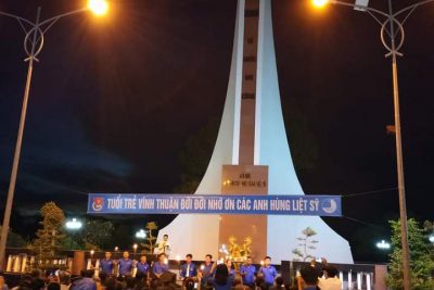 Chi đoàn mẫu giáo VBN thắp nến tri ân các anh hùng liệt sĩ tại Nghĩa trang Liệt sĩ huyện Vĩnh Thuận, kỷ niệm 75 năm Ngày Thương binh, liệt sĩ (27/7/1947 – 27/7/2022)